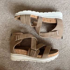 Adrienne Vittadini Sport Women’s Sandals (Size 7)